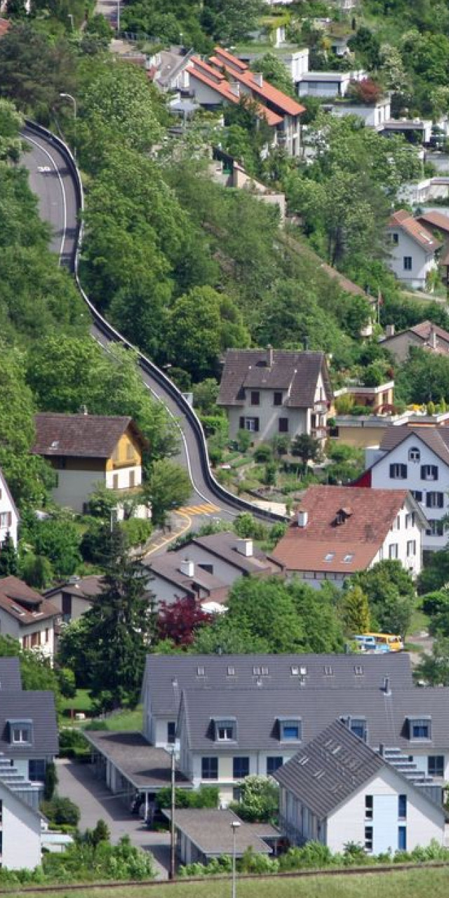 BAUGESUCH Flavio Killer, Rebbergstrasse 10 - Nachträgliches Baugesuch für Montage PV-Module an best. Sichtschutzwände