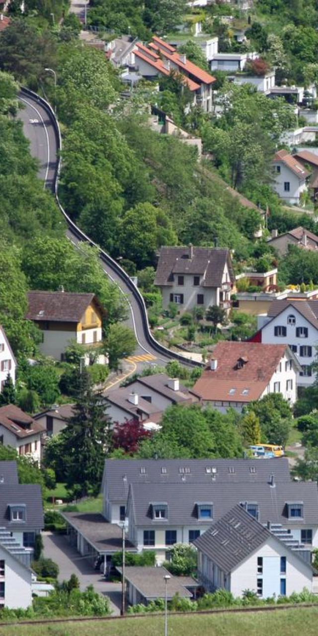 BAUGESUCH Mazreku Xhemile, Bodenächerstrasse 4a - Teilweise nachträgliches Baugesuch für Klima-Anlage, Sichtschutzwände und Aussenparkplatz